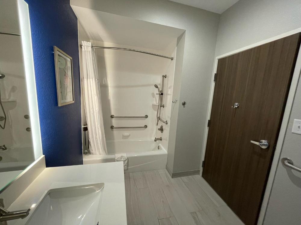 King Room with Mobility/Hearing Access and Bathtub with Garb Bars -  Non- Smoking interior
